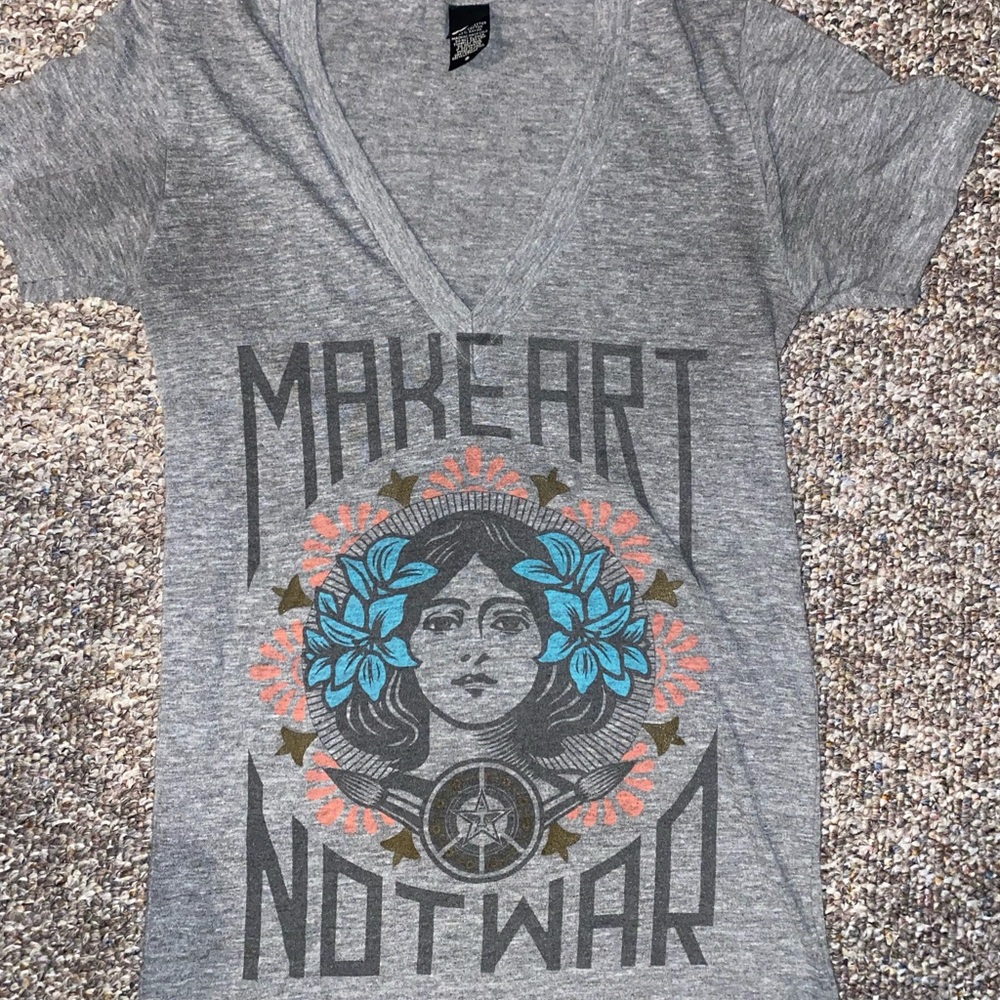 Obey make art not war tee size small